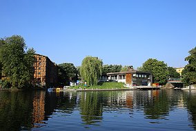 Marina, Bydgoszcz  po lewej fragment Młynów Rothera : rzeka brda