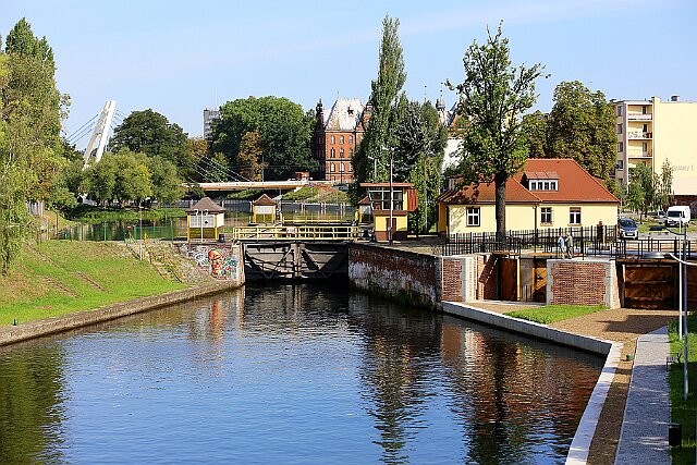 Bydgoszcz- śluza miejska po prawej odtworzona śluza trapezowa