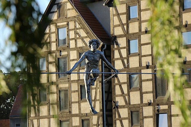 Bydgoszcz - Przechodzący przez rzekę Każdy linoskoczek potrafi iść prosto, trzymając się drążka. Sztuka polega na tym, by na zawrotnej wysokości złapać na linie równowagę bez drążka. [Cecelia...