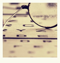 IMG 2178pol  tablica do badania wzroku : okulary, stare, litery, tablica do badania wzroku