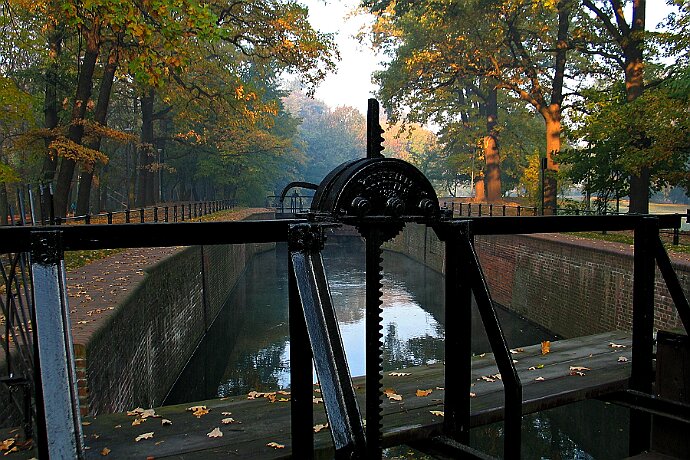 Kanał Bydgoski jesienią Kanał Bydgoski - V śluza - Bydgoszcz