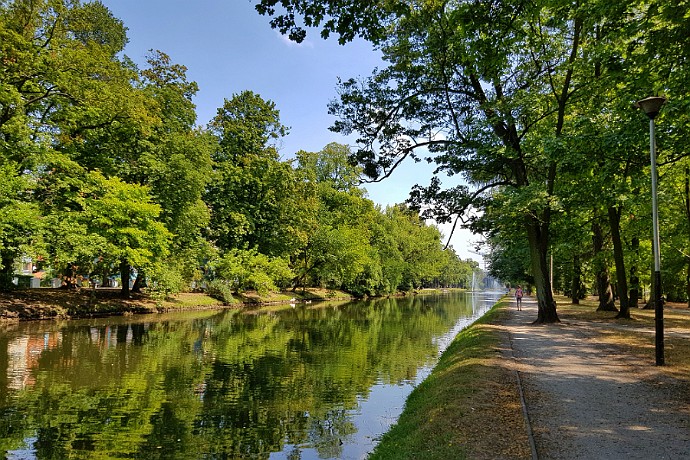 Kanał Bydgoski  Widok w kierunku śluzy IV : kanał bydgoski, park