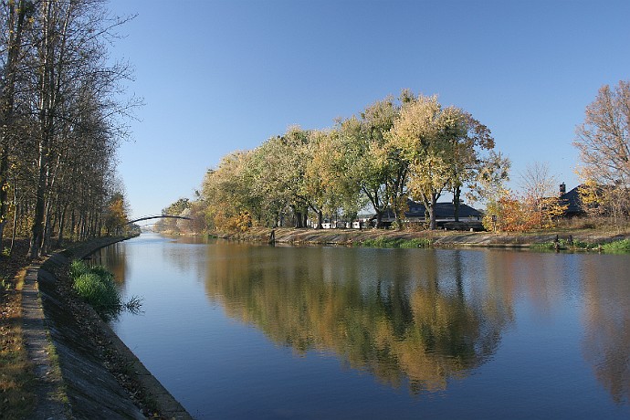 Kanał Bydgoski  na wysokości osiedla Miedzyń : kanał bydgoski, jesień