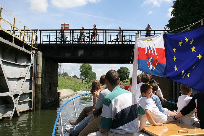 Statek wycieczkowy  - śluza Prądy : statek, most, kanał bydgoski, bydgoszcz