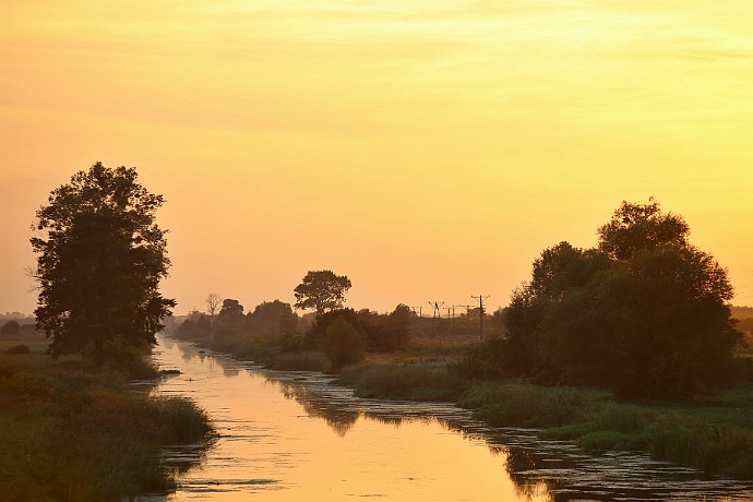 Kanał Bydgoski  Widok z mostu w kierunku zachodnim : kanał bydgoski, łochowo, zachód słońca