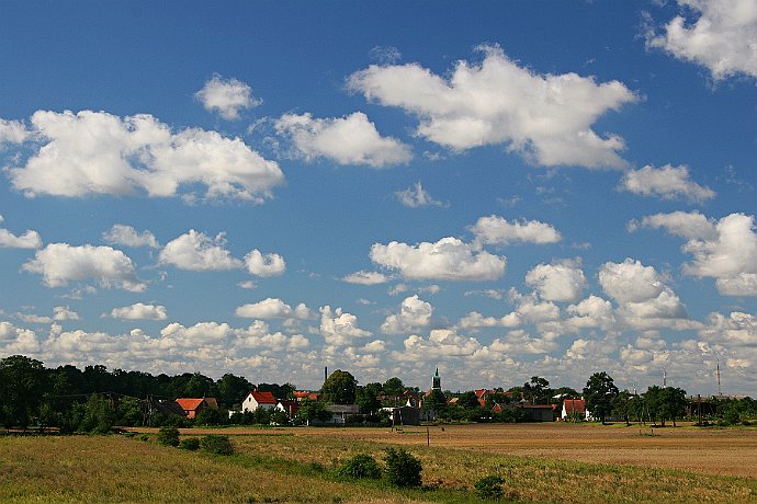wieś  niedaleko Świebodzina : wieś, pola, chmury, niebo