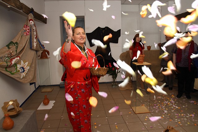 Wernisaż  Adriana Witucka rozsypuje płatki kwiatów w czasie otwarcia wystwy ceramiki japońkiej w Galerii Sztuki Ludowej i Nieprofesjonalnej w Bydgoszczy
