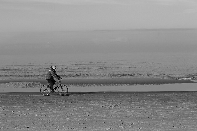 Rowerzysta na plaży w Grzybowie