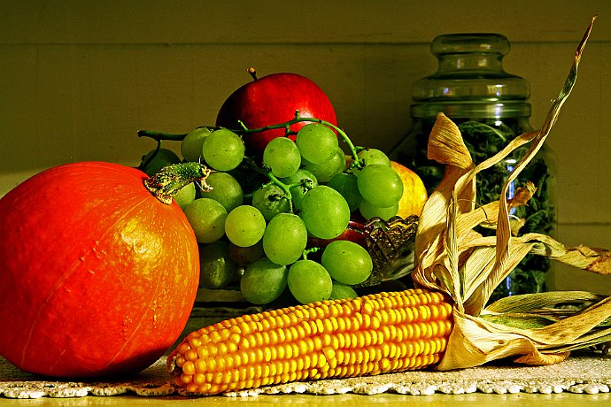 warzywa i owoce  mała dynia, kukurydza, winogrona, jabłko, słój - martwa natura : dynia, kukurydza, winogrona
