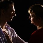 Agata i Krzysztof  Nikt nie potrafi kłamać, nikt nie potrafi niczego ukryć, jeśli patrzy komuś prosto w oczy. A każda kobieta posiadająca choć odrobinę wrażliwości potrafi czytać z oczu zakochanego mężczyzny. Nawet jeśli przejawy tej miłości bywają czasem absurdalne.  Paulo Coelho "Na brzegu rzeki Piedry usiadłam i płakałam"