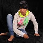 Agnieszka : modelka, bluza, dżinsy, boso