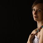 Anna  ma kolorowe korale... : fotografia portretowa, portret, kobieta, korale