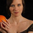 Portret z dynią  Ania pozuje w studio z dynią w ręku : dynia, fotografia portretowa, portret, kobieta