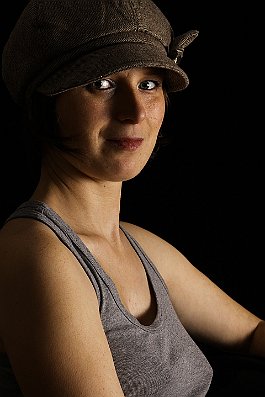 Anna  portret w czapce : fotografia portretowa, portret, kobieta