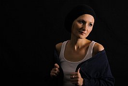 Magda : fotografia portretowa, portret, modelka, sweter, czapka