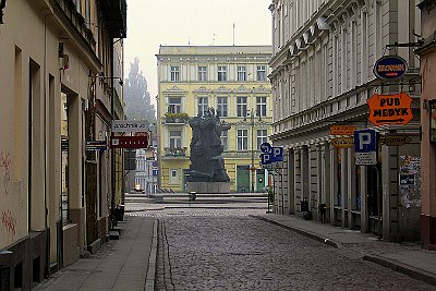 Bydgoszcz ul. Batorego, w głębi pomnik Walki i Męczeństwa na Starym Rynku - 3 sierpnia 2003 r.