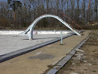 Pozostałości po Basenie przy ul. Nakielskiej Osiedle Miedzyń w Bydgoszczy - 3 kwietnia 2002 r.
