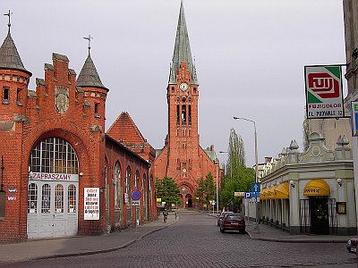 ul. Magdzińskiego po lewej Hala Targowa, w głębi kościół pw. Św. Andrzeja Boboli -